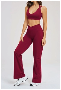 Détail de l'ensemble de yoga bordeaux avec taille croisée et poches latérales pratiques