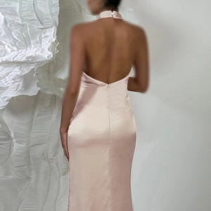 Robe de soirée licou dos nu en satin rose avec une coupe sirène élégante