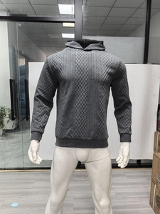 Detailansicht des dunkelgrauen Hoodies mit Diamant-Jacquard-Muster und Rippbündchen
