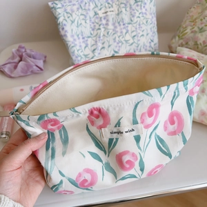 Détails de l'intérieur d'une trousse à maquillage en coton à tulipes et étiquette simple wish