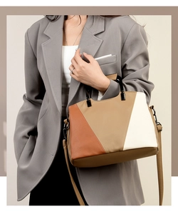 Detail of tricolor geometric tote bag with litchi texture and adjustable shoulder strap