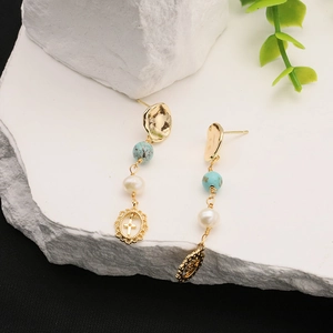 Boucles d'oreilles vintage avec métal martelé doré, perles turquoise et blanches