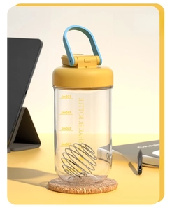 Detail view of 750ml protein shaker bottle with yellow cap and volume scale markings