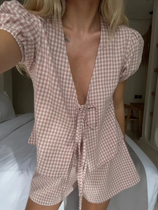 Détail de l'ensemble vichy rose deux pièces avec manches bouffantes et haut noué