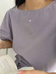 Gros plan d'un collier en argent sterling 925 avec pendentif cœur irrégulier texturé