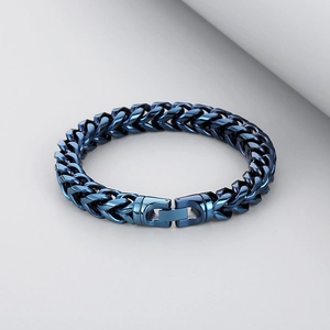 Détail macro d'un bracelet gourmette bleue pour hommes avec un fermoir à rabat sécurisé