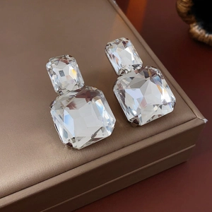 Macro di orecchini quadrati color argento con pietre preziose trasparenti e brillanti