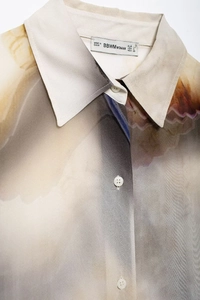 Détail du col de chemise pour femme avec imprimé à l'encre abstrait et étiquette BBWM