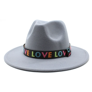 Détail de la broderie LOVE sur ruban noir d'un chapeau fedora en feutre gris à bord large