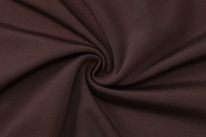 Detailansicht von dunkelbraunem Rippstrickgewebe mit feiner Textur und elastischem Fall