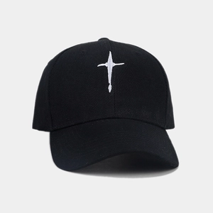 Gros plan sur une casquette de baseball noire en coton avec une broderie étoile blanche
