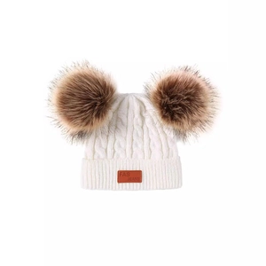 Bonnet en tricot pour bébé avec double pompons en fausse fourrure marron écru