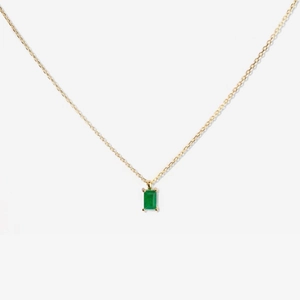 Vue détaillée d'un collier plaqué or 18 carats avec un pendentif rectangle en zircon vert