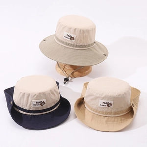 Dettaglio di cappelli da sole ad asciugatura rapida con cordino antivento e etichetta