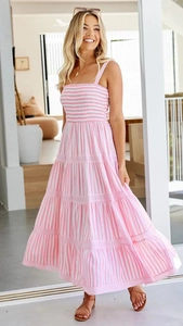 Détail de la robe à rayures roses et blanches avec volants et fines bretelles