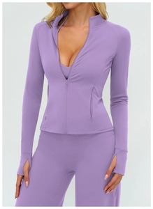 Détail de veste de yoga lilas avec fermeture éclair, passe-pouces et tissu extensible