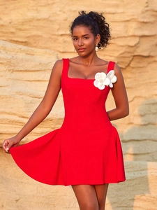 Robe rouge courte chic avec fleurs 3D et décolleté carré sur fond de rochers du désert