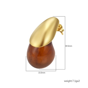 Detailed view of gold and amber resin water drop earrings with size and weight measurements.