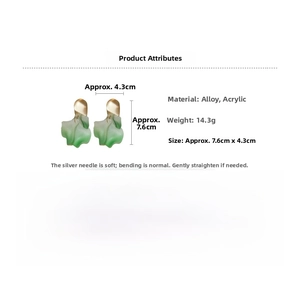 Détails et dimensions des boucles d'oreilles pétales en acrylique vert et métal doré