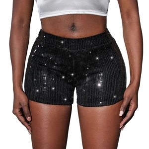 Detaillierte Nahaufnahme von schwarzen Pailletten-Shorts mit reflektierender Metalloptik