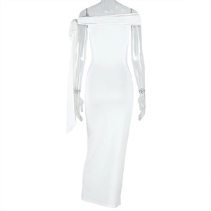 Détail d'une élégante robe blanche à épaules dénudées avec de longs rubans fluides
