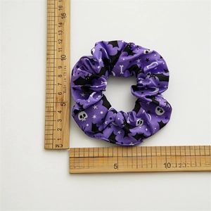 Chouchou d'Halloween violet avec motifs de crânes, vue de mesure 10cm de diamètre