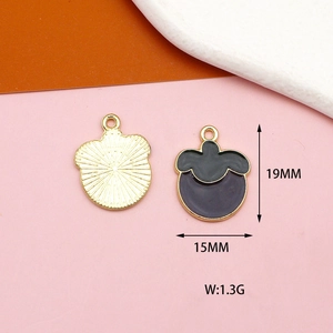 Détail d'un pendentif fruit en émail violet de 19mm avec dos doré texturé pour bijoux DIY