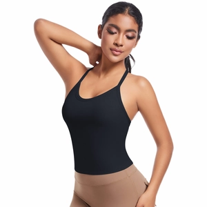 Gros plan d'un soutien-gorge de sport noir à bretelles croisées en tissu extensible