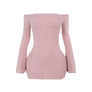 Robe mini moulante rose chic à épaules dénudées et manches longues en maille pelucheuse