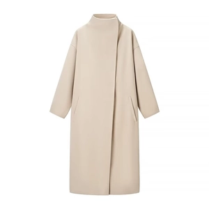 Minimalistische beige wollen jas in lang los model met hoge kraag en verlaagde schouders