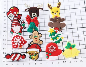 Flache Ansicht der Weihnachtsringe aus PVC mit Weihnachtsmann- und Rentier-Motiven