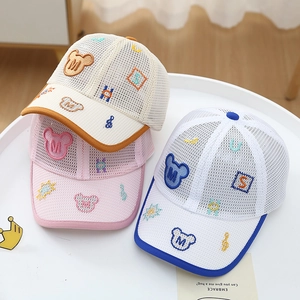 Dettaglio dei cappellini da baseball estivi in rete con ricamo a forma di orso