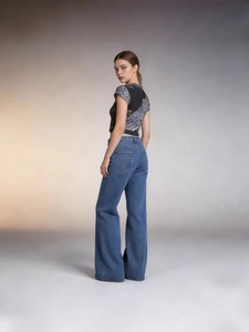 Chic cropped print tee and high-waisted wide-leg denim jeans for a stylish look