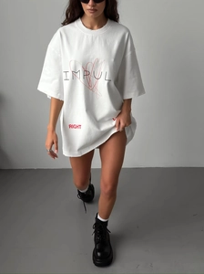 Détail de l'imprimé Impulse et texture coton sur un t-shirt blanc surdimensionné