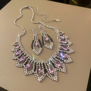 Parure de bijoux luxueuse avec pierres marquises lavande et cristaux sur base argentée