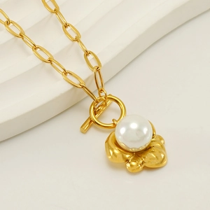 Elegante collana in acciaio al titanio dorato con ciondolo di perla bianca e chiusura a OT