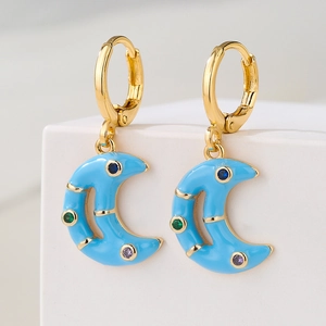 Orecchini a cerchio dorati boho con pendente luna in smalto blu e zirconi multicolori
