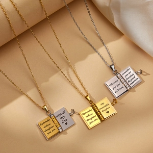 Collana con medaglione a libro in oro 18k e argento con citazioni ispiratrici incise