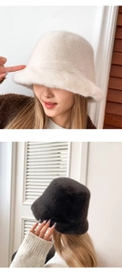 Détails de la texture en fausse fourrure pelucheuse et design chaud du chapeau hiver