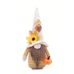 Détail d'un gnome de récolte avec tournesol et citrouille pour décoration d'automne