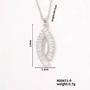 Silver leaf pendant necklace with zircon inlay detailing size 2.9cm and 40+5cm chain