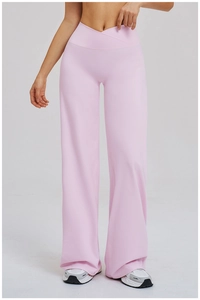 Détail de la taille croisée en V sur le pantalon de yoga rose à jambes larges brossé
