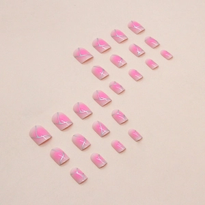 Faux ongles courts avec dégradé de rose et motifs de lignes argentées nacrées