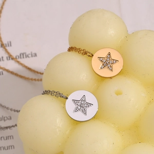 Détail de colliers plaqués or 18 carats et argent avec pendentifs étoile et strass