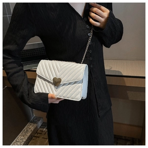 Elegante borsa a mano bianca quadrata con motivo trapuntato a V e fibbia a cuore d'oro