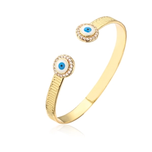 Nahaufnahme von 18K Gold Evil Eye Armreif mit blauer Emaille und Zirkonia Besatz