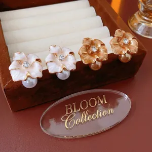 Boucles d'oreilles vintage en forme de fleur avec perles et cristaux roses et caramel