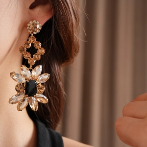 Vue détaillée de boucles d'oreilles vintage en forme de losange serties de diamants ambrés