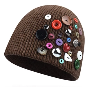 Bonnet en tricot marron avec boutons multicolores variés et texture à côtes verticales