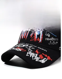 Détail d'une casquette de baseball noire avec motifs graffiti variés et visière rigide